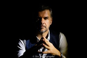 Photographie de mode masculine style clair-obscur