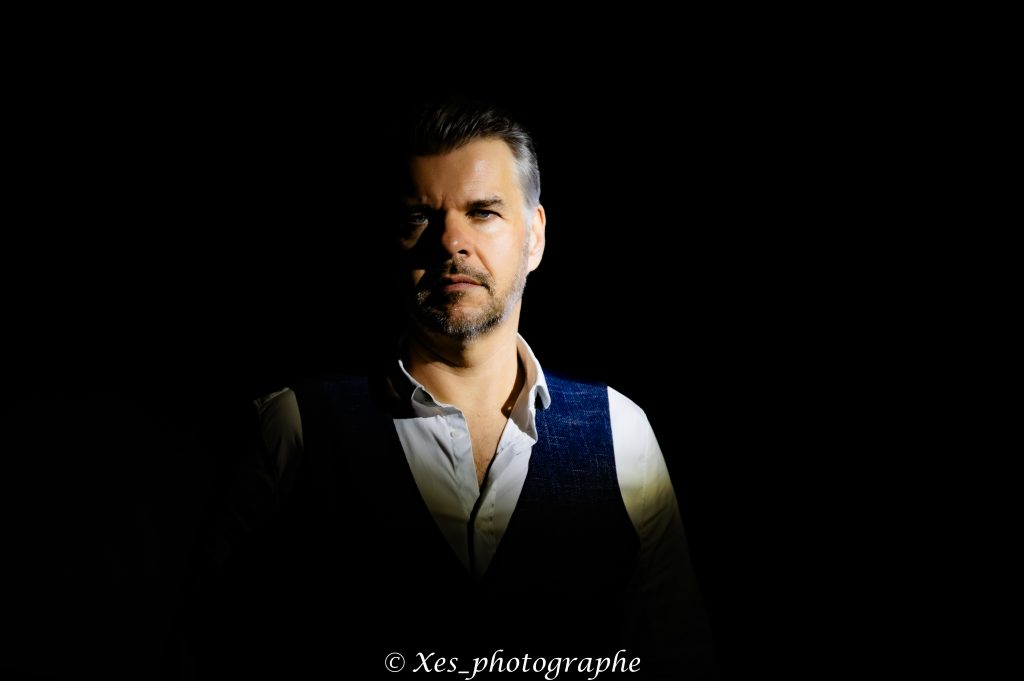 Shooting photo masculin réalisé par Xavier de Xes Photographe à Brest