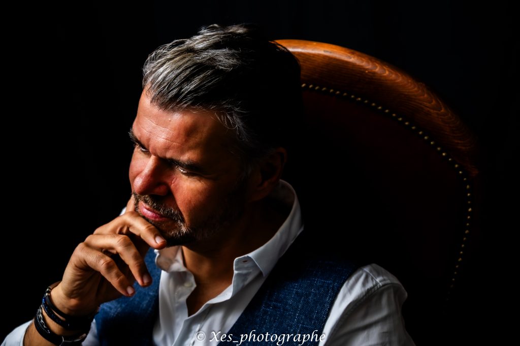 Shooting photo masculin réalisé par Xavier de Xes Photographe à Brest